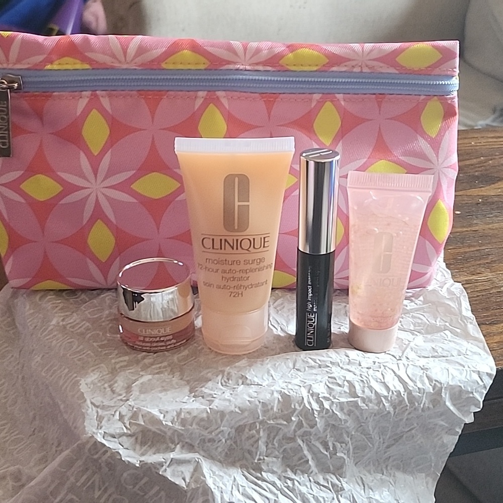 Clinique GWP Set with Cosmetic Bag